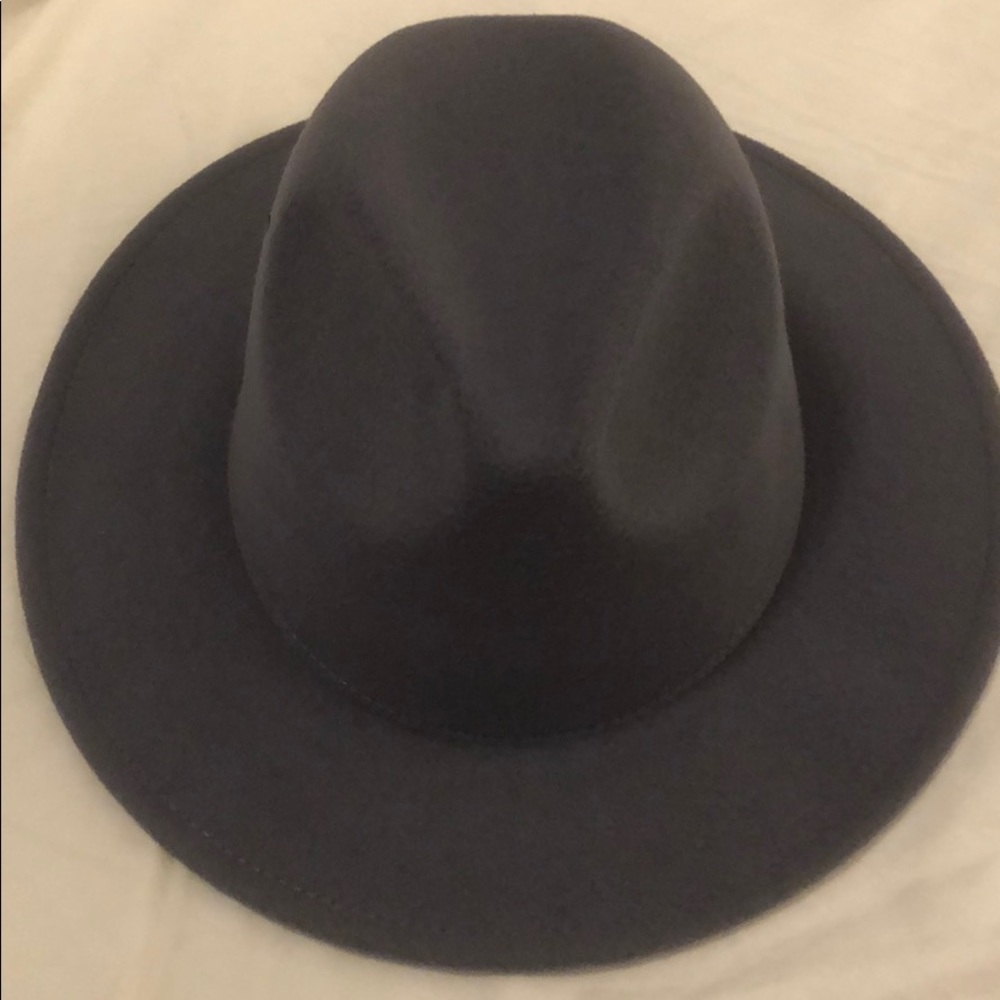 Short brimmed panama style hat // Grey